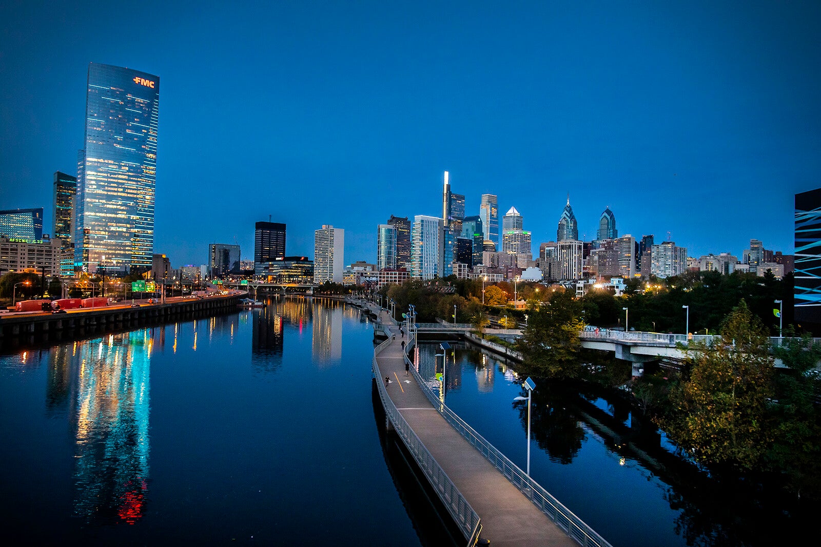 philadelphia skyline at night over the river