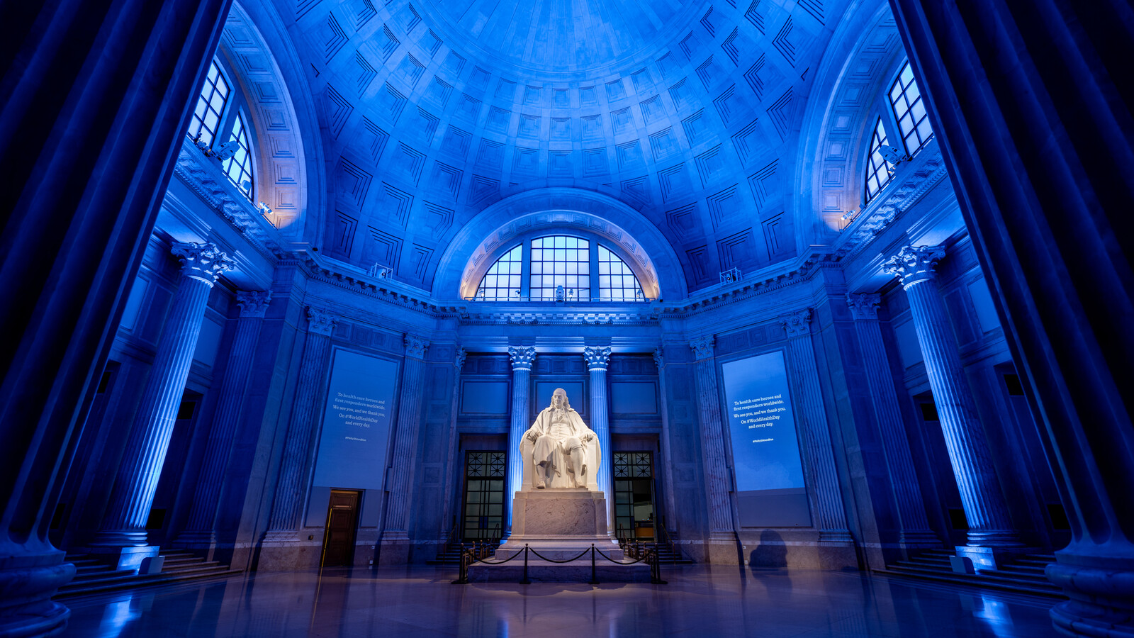 franklin institute with ben statue